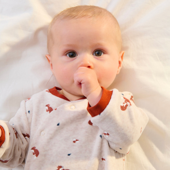 بدلة نوم مخملية للفتيان الرُضع، باللون البيج ومطبوع عليها رسمة ثعلب